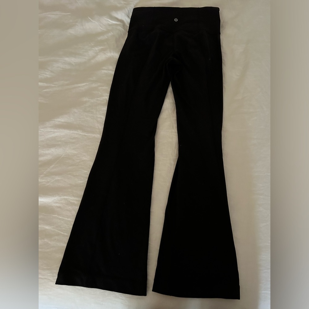 Black Lululemon yoga pants